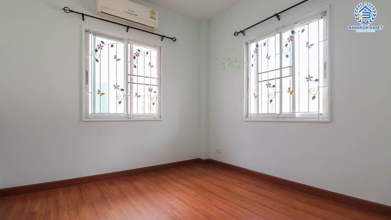 *****บ้านมือสองนนทบุรี ม.ลภาวัน19 ราชพฤกษ์ เนื้อที่ 42 ตร.ว. ฟังก์ชันครบ 4 ห้องนอน 2 ห้องน้ำ 2 ที่จอดรถ บ้านสวย สภาพดี พร้อมเข้าอยู่ บนทำเลที่เชื่อมต่อถนนราชพฤกษ์, ถนนชัยพฤกษ์, ถนนบางกรวย-ไทรน้อย ใกล้รถไฟฟ้าสายสีม่วง "สถานีบางพลู" และจุดขึ้นทางด่วน "แจ้งวัฒนะ"